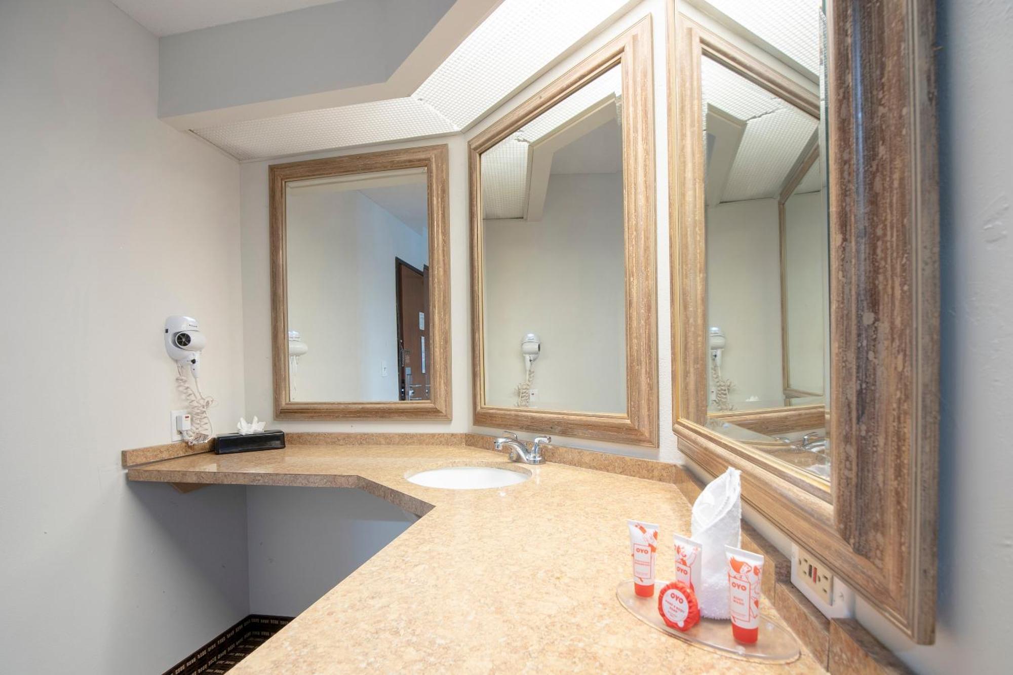 فندق Oyo Townhouse Houston Airport North المظهر الخارجي الصورة